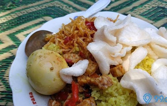 nasi kuning dengan kerupuk