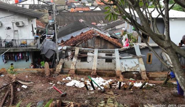 tembok rumah ibu Dino Patti Djalal