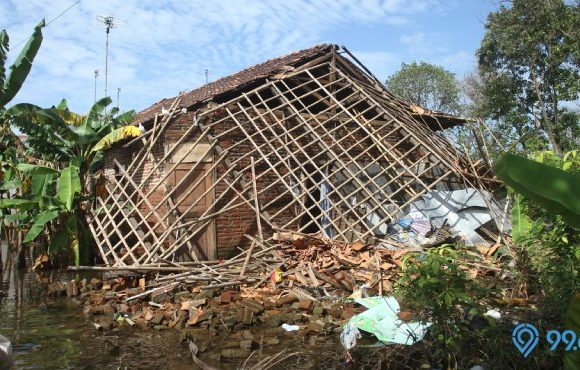 kondisi rumah ambruk