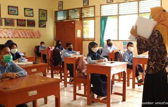 anak-anak sedang belajar di kelas