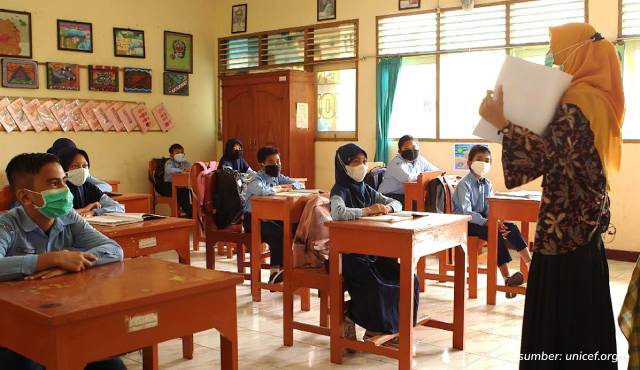 anak-anak sedang belajar di kelas