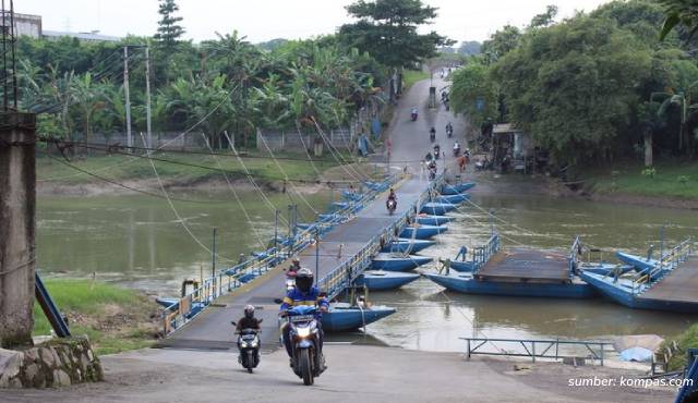 jembatan perahu di karawang