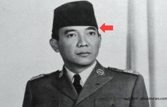 peci hitam bung karno