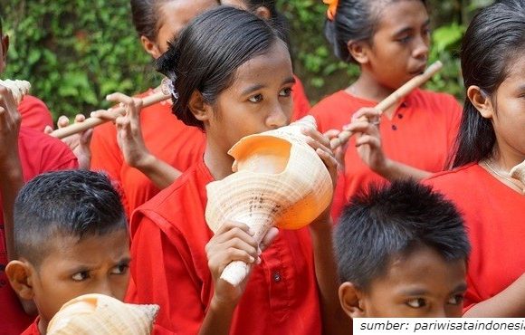 10 jenis alat musik maluku dan cara memainkannya