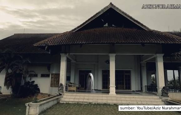 rumah sultan terbengkalai di puncak