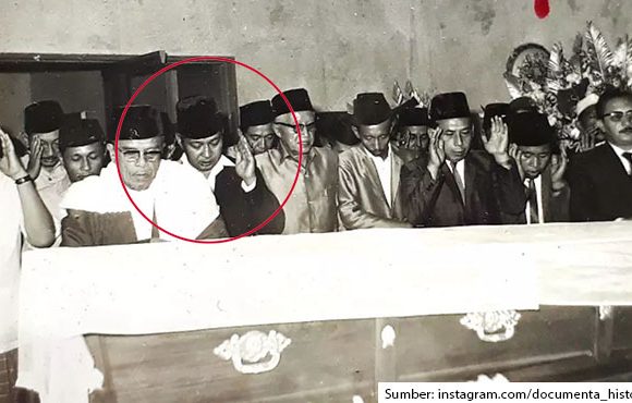 soeharto salatkan jenazah soekarno