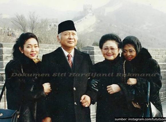 keluarga soeharto megunjungi tembok cina