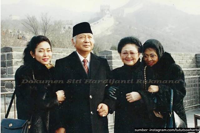 keluarga soeharto megunjungi tembok cina