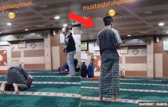 jamaah masjid sholat beda kiblat