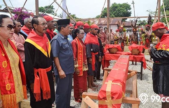 pakaian adat maluku