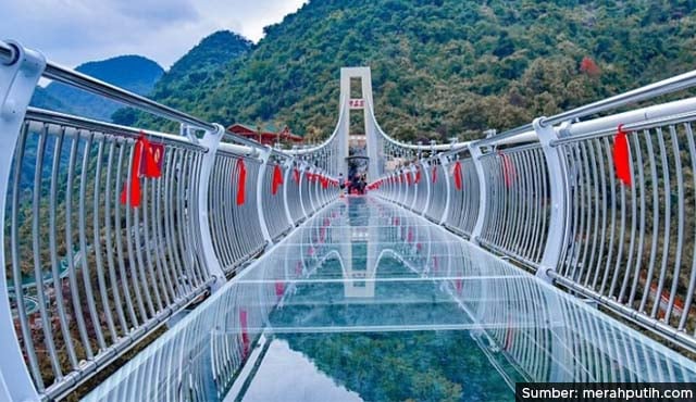 potret jembatan kaca seruni point bromo