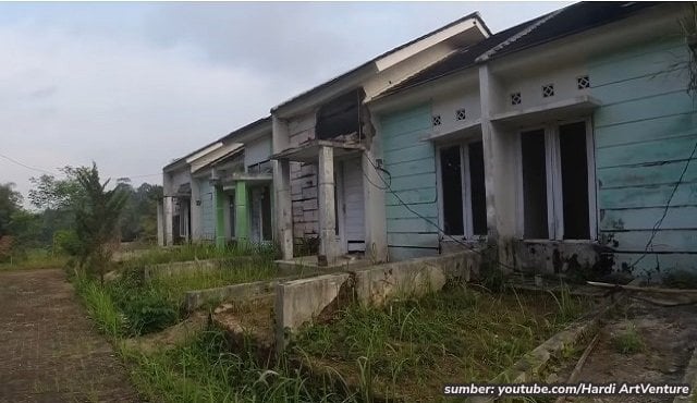 rumah kosong terbengkalai