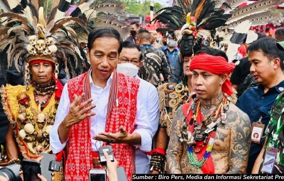 jokowi minta restu ke masyarakat dayak