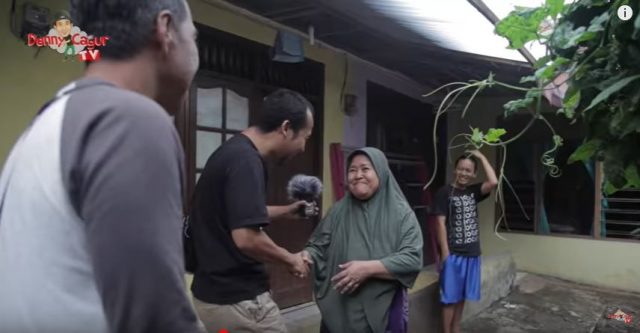 tampak depan rumah lama denny cagur