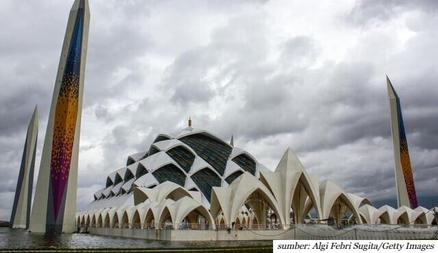 kritikan terhadap pembangunan masjid al jabbar