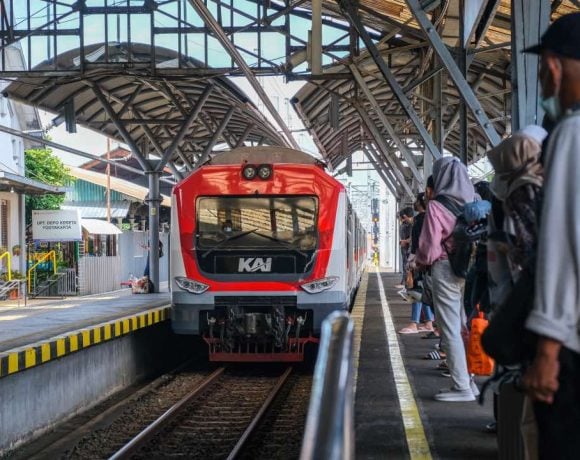 membangun transportasi massal