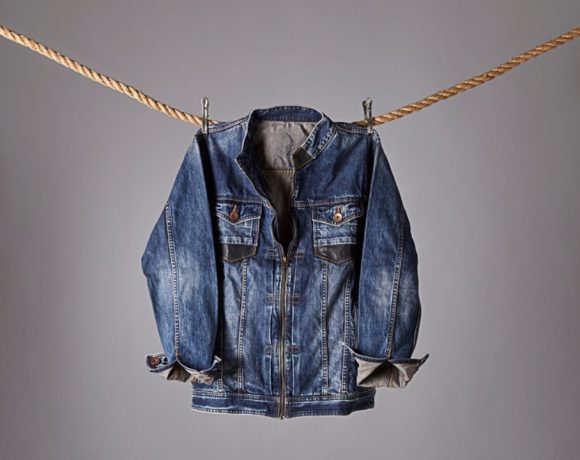 cara mencuci jaket jeans yang benar