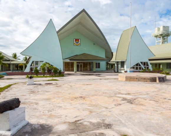 kiribati negara paling barat