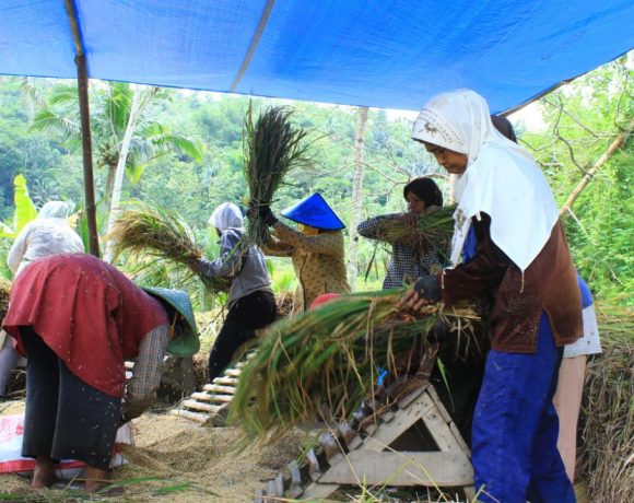 contoh gotong royong di desa