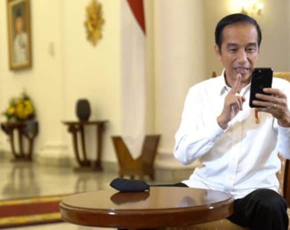 jokowi main hp