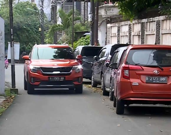 mobil parkir sembarangan di perumahan