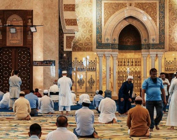 nama surat yang dibaca setelah sholat maghrib