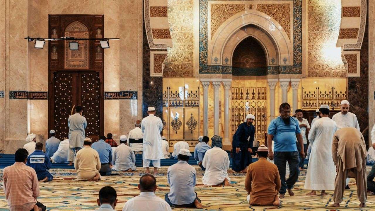 nama surat yang dibaca setelah sholat maghrib