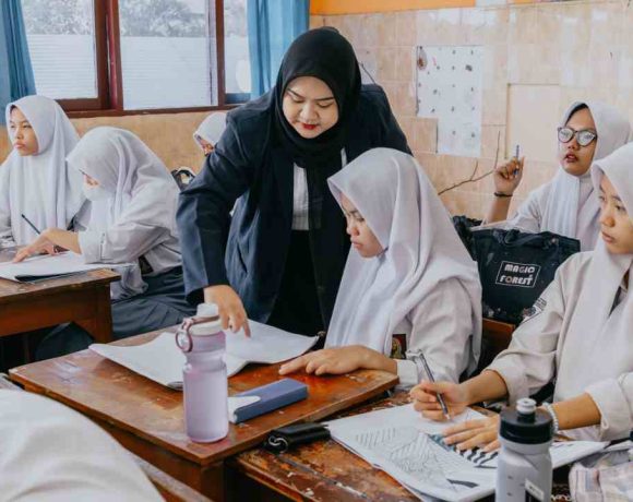 belajar di kelas