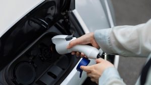 cara pasang charger mobil listrik di rumah